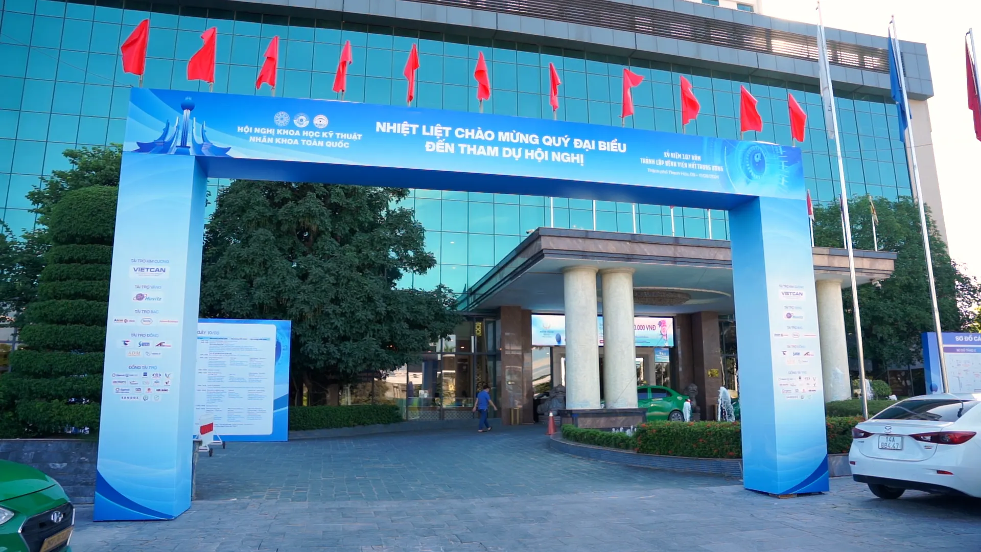 Cổng chào khu tổ chức Hội nghị Khoa học Kỹ thuật Nhãn khoa